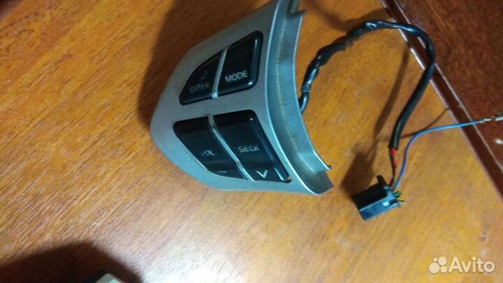 Кнопки включения магнитолы на руле Suzuki grand Vi