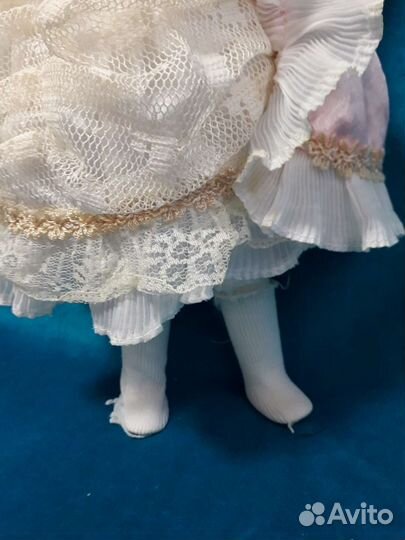 Кукла фарфоровая