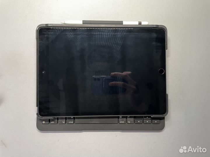 iPad 8th gen + apple pencil + Logitech keyboard
