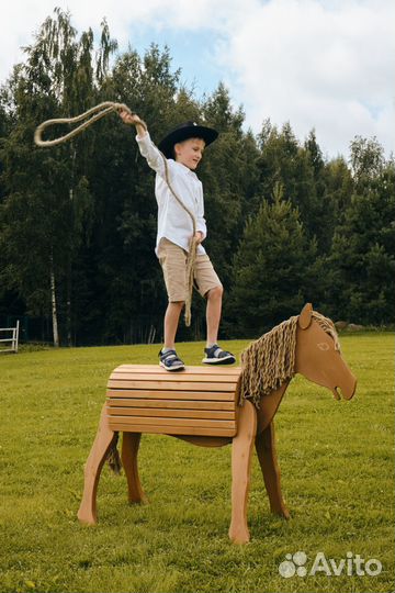 Скульптура деревянной лошадки. Декор для детей