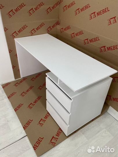 Компьютерный стол с ящиками