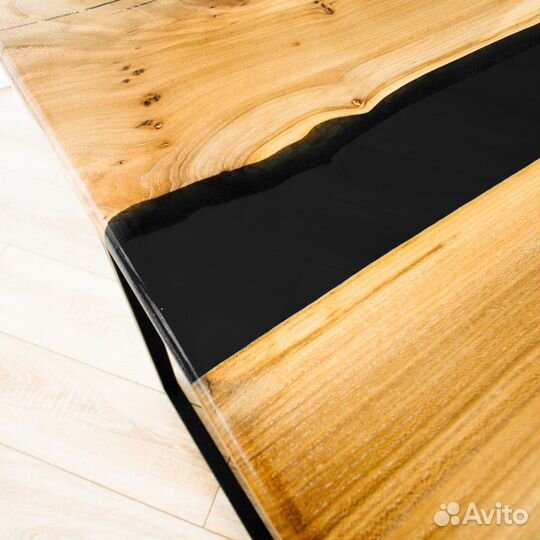Стол из слэба с черной смолой