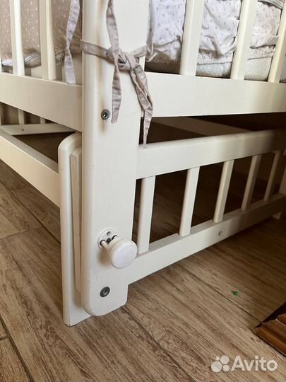 Детская кроватка с маятником