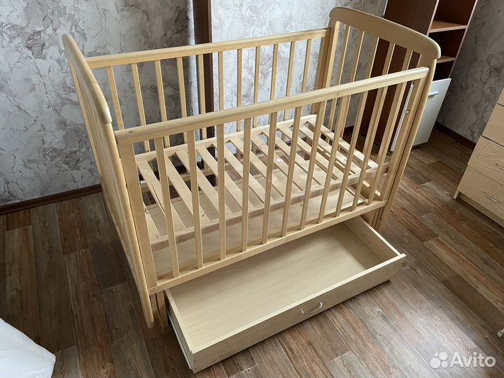 Детская кроватка с маятником