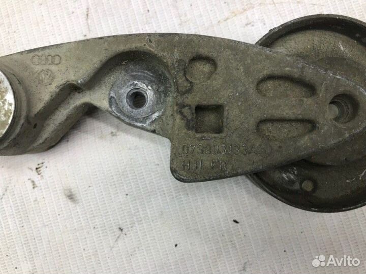 Кронштейн ролика-натяжителя Audi Q7 4L 2006-2015