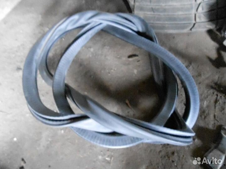 Уплотнитель дверного проема передний правый Volksw