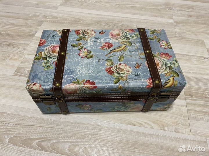 Интерьерный чемодан в винтажном стиле