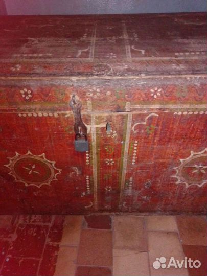 Сундук старинный