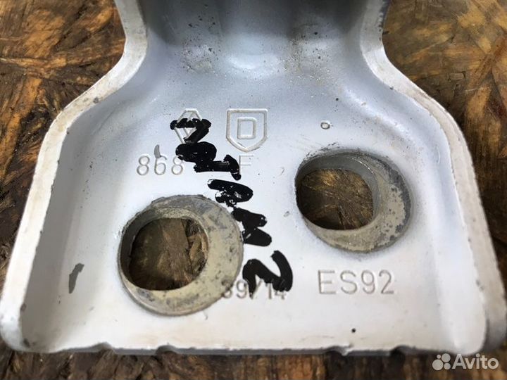 Петля двери передняя правая Renault Logan 2 седан