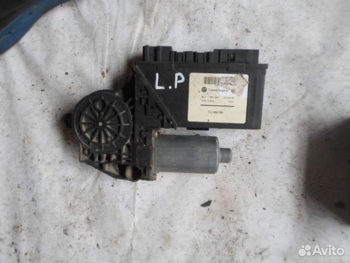 Моторчик стеклоподъёмника переднего левого Porsche