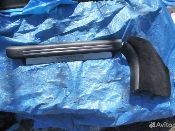 Накладка на порог салона передняя правая Lexus