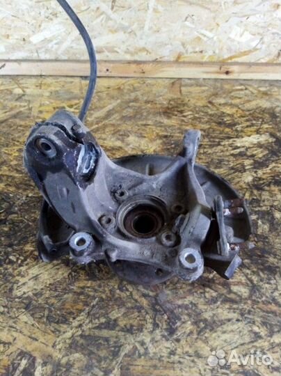 Поворотный кулак передний правый Volkswagen Passat