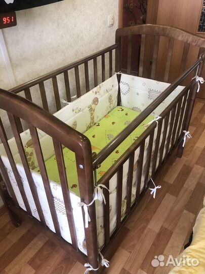 Детская кроватка с поперечным маятником