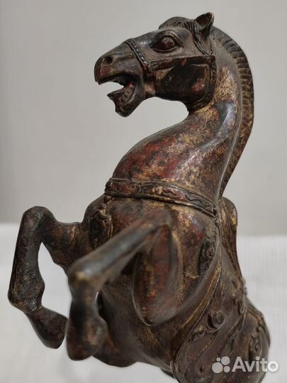 Конь бронза старенький