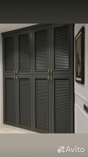 Шкафы на заказ для прихожей с жалюзийными фасадами