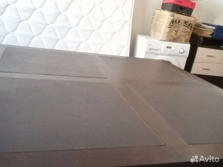 Стол 140х140. Кожа и дерево