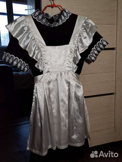 Белый школьный фартук и платье