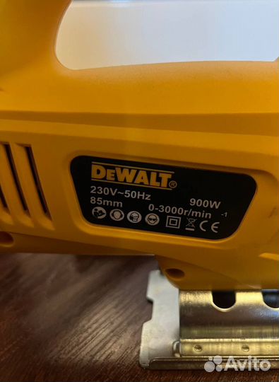 Лобзик Dewalt 900W с лазером