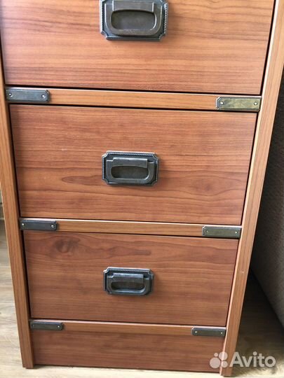 Стол стулья полка