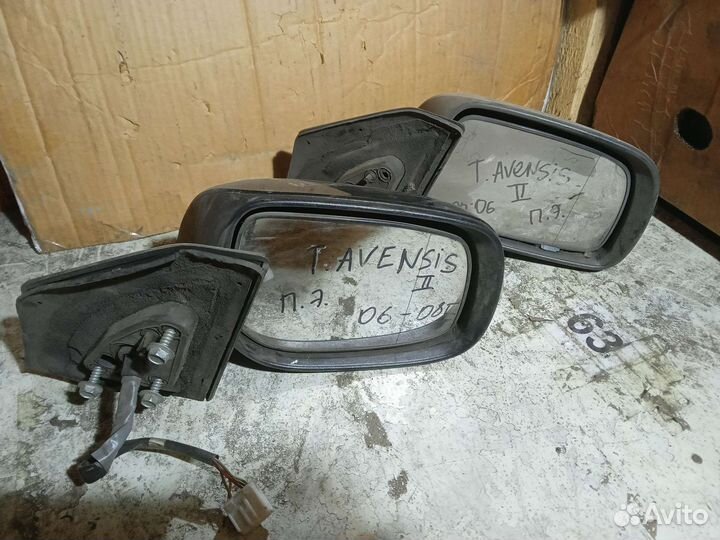 Боковое зеркало на toyota avensis2