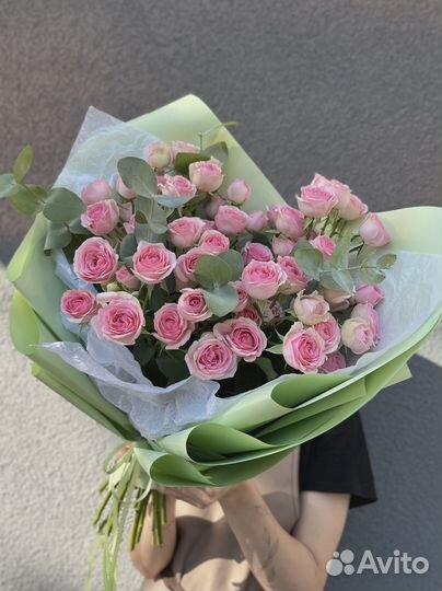 Букет из 11 кустовых Роз с Эвкалиптом