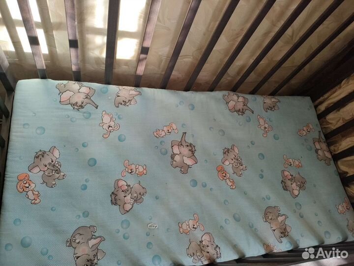 Детская кроватка с маятником