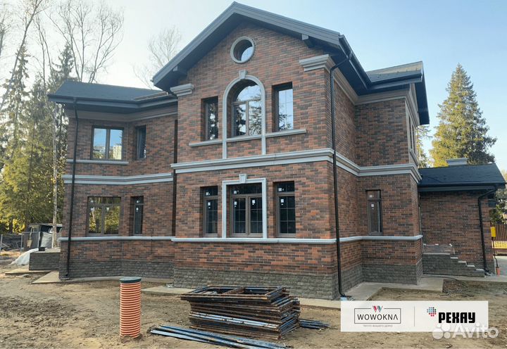 Арочное коричневое пластиковое окно