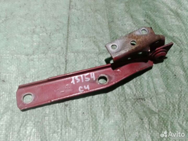 Петля капота левая Audi A6 C4