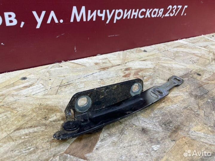 Петля капота правая Renault Duster