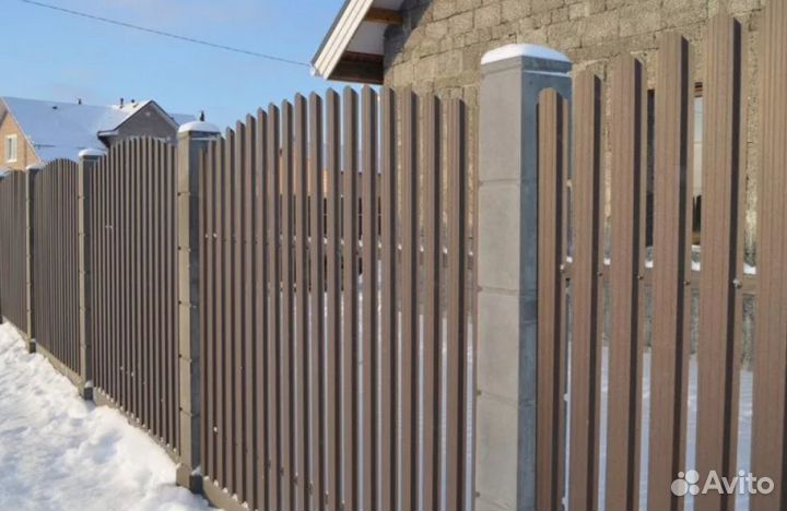 Забор из евроштакетника с металлическими столбами