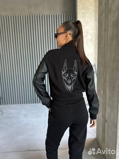 Костюм с вышивкой добермана