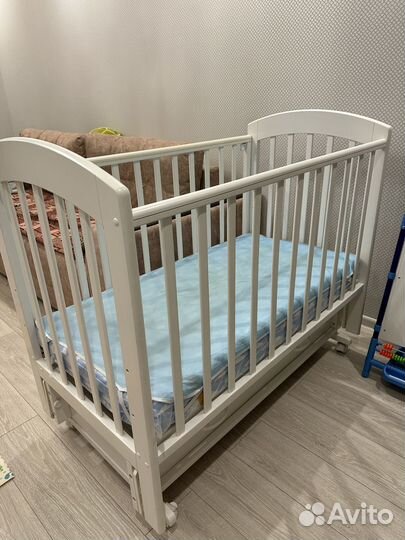 Детская кроватка с маятником и ящиком