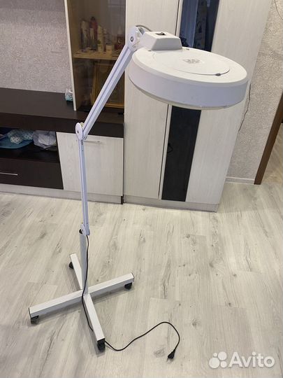 Кольцевая лампа с лупой