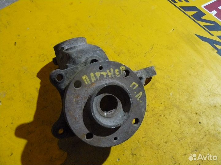 Кулак передний левый для Peugeot Partner 2005Г