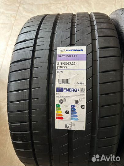 Michelin Pilot Sport 4 S 275/35 R22 и 315/30 R22