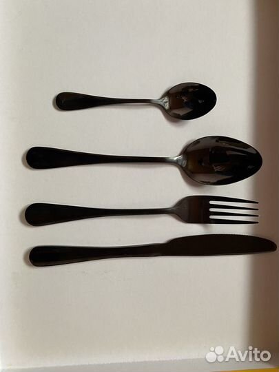 Столовые приборы черного цвета