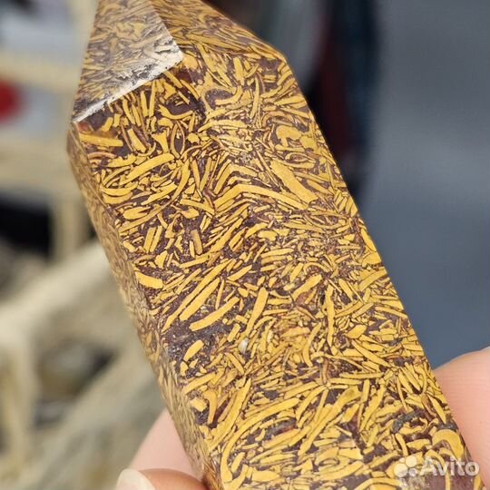 Статуэтка в форме кристалла из змеиной яшмы