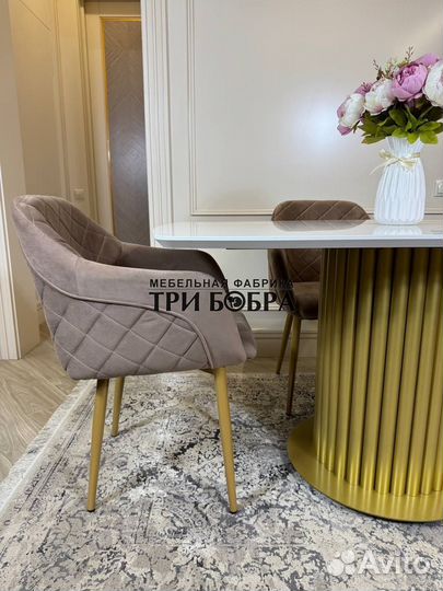 Кухонный стол и стулья. Бесплатная доставка