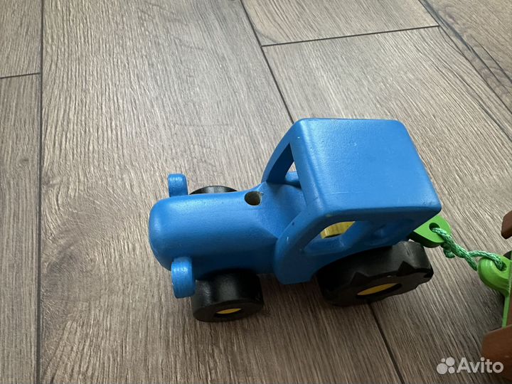 Синий трактор с прицепом