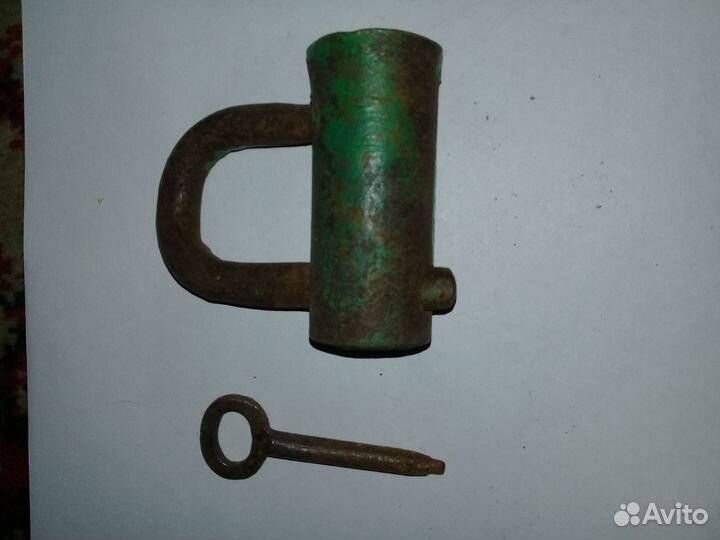 Замок старинный с ключом