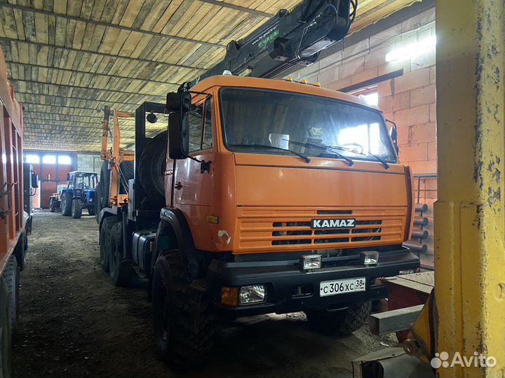 Водитель лесовоза с манипулятором