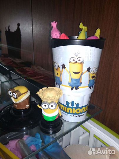 Коллекция стаканов с крышками игрушками