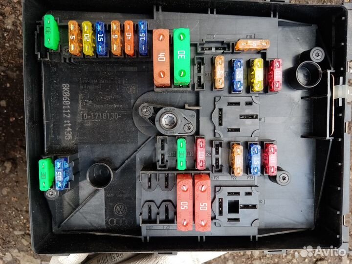 Блок предохранителей Фольксваген Гольф 2010г