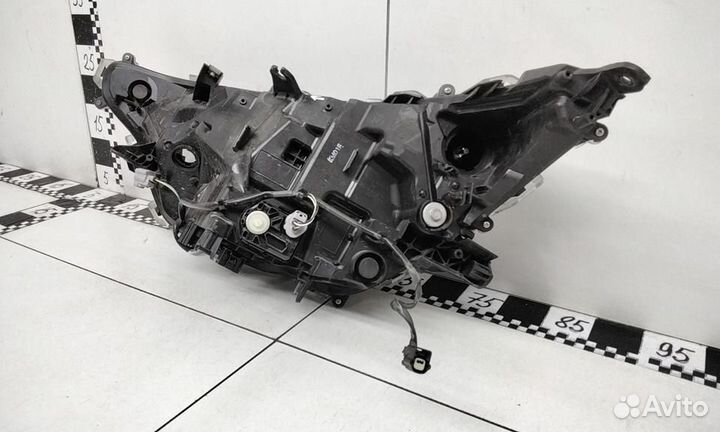 Фара правая Toyota Rav4 XA50 LED