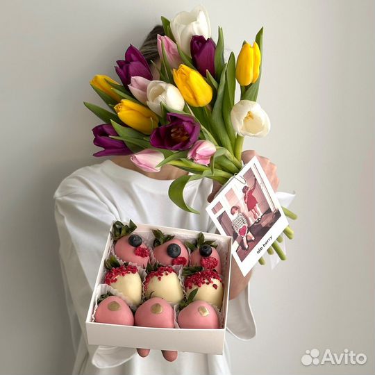 Клубника в шоколаде с тюльпанами набор