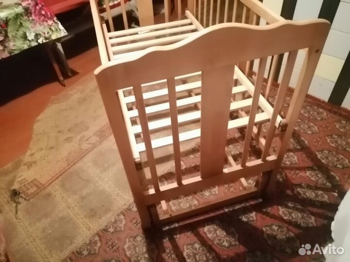 Детская кроватка с маятником