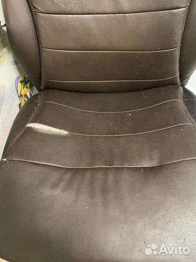 Офисное кожаное кресло