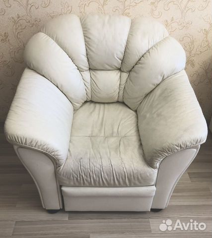 Кожаный диван и кресло
