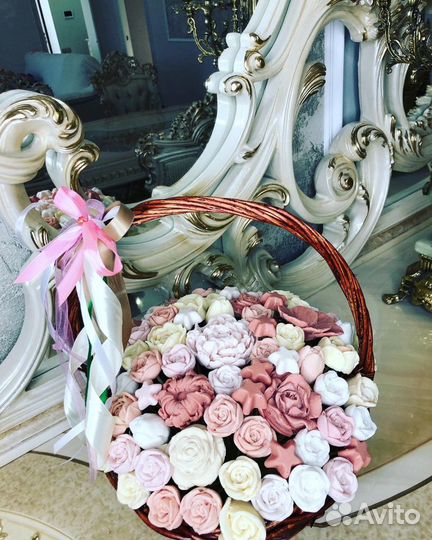 Корзина с шоколадными цветами