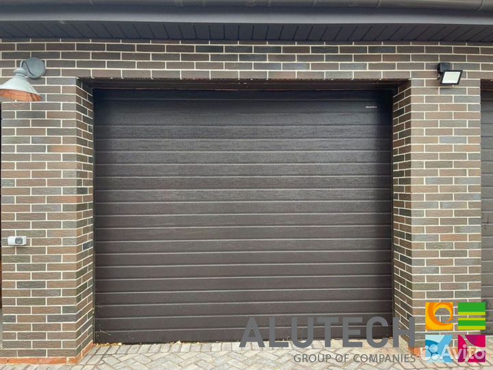 Секционные ворота для гаража alutech